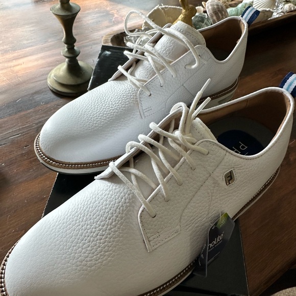 FootJoy men’s White Oxfords Classic golf Shoes
Premiere Series-Field spikeless - Picture 2 of 3